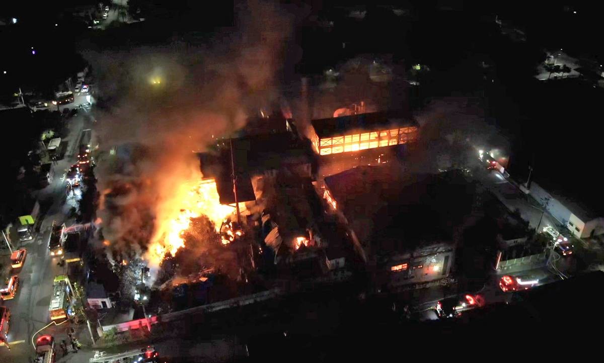 제주 토평공단 화재 진화 중인 소방 / 제주도소방안전본부 제공, 뉴스1