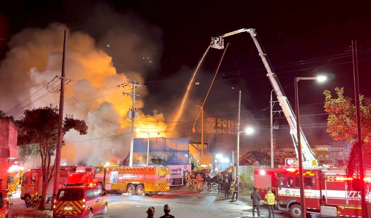 지난 1일 오후 9시27분쯤 발생한 제주 토평공업단지 야적장 화재 현장에서 소방당국이 진화작업을 하고 있다 / 제주도소방안전본부 제공, 뉴스1