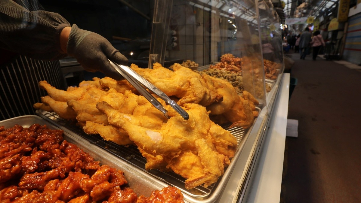 치킨매장에 갓 튀겨진 치킨이 진열되어 있다. / 뉴스1