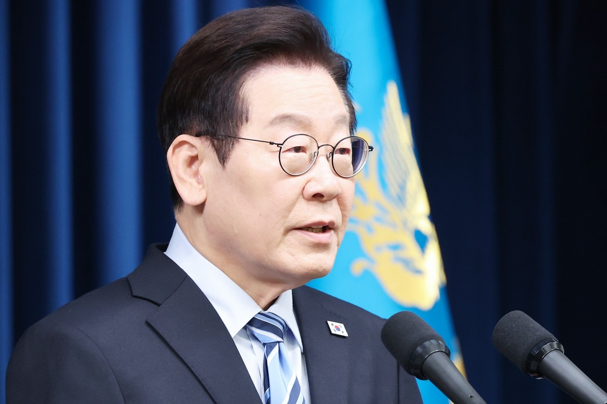 이재명 대통령 자료 사진. 이재명 대통령이 3일 시민단체가 주최하는 장외 행사에 참석하는 것으로 전해졌다. 이와 관련해 대통령실은 '이재명 대통령은 3일 오후 7시에 개최되는 '12·3 내란외환 청산과 종식, 사회 대개혁 시민대행진'에 참여할 예정이다'라고 2일 밝혔다. 현직 대통령이 시민단체가 개최하는 장외 집회에 참석하는 것은 매우 이례적이다. / 뉴스1