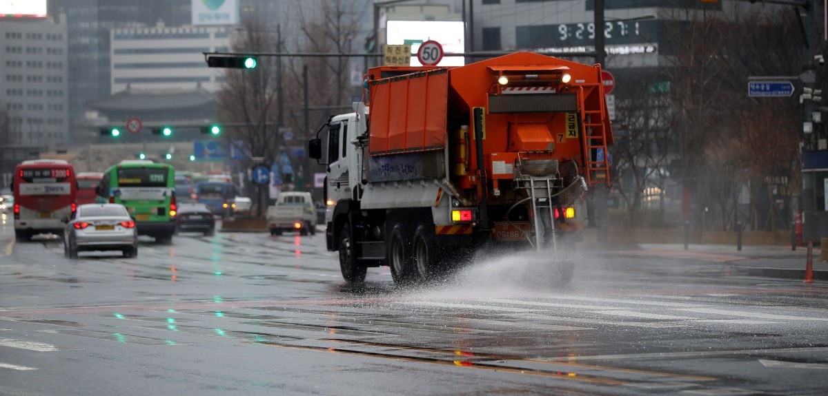 염화칼슘 도포하는 제설차량 / 뉴스1