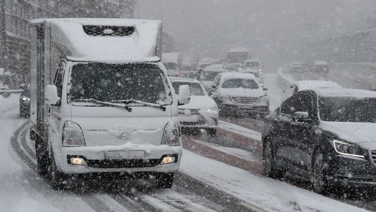 폭설이 내리는 가운데 차량들이 거북이 걸음을 하고 있다. 기사의 이해를 돕기 위한 사진 / 뉴스1