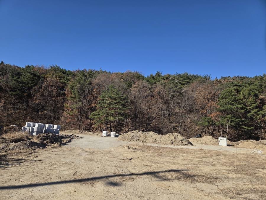 2022년 이후 수년간 폐기물 성분인 폐토사 등이 농지 성토용으로 불법 매립된 것으로 의심되는 포항시 북구 흥해읍 대련리 농지/제보자