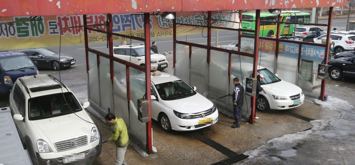 한파가 주춤하며 영상의 포근한 겨울 날씨를 보이자 셀프세차장에서 시민들이 세차를 하고 있다. / 연합뉴스
