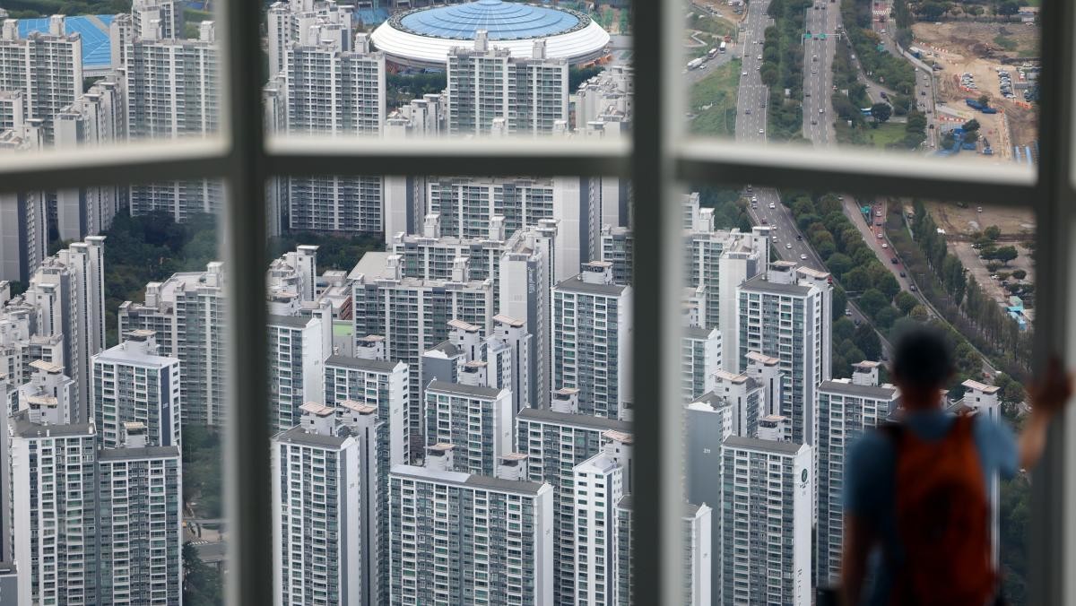 서울 송파구 롯데월드타워에서 바라본 아파트 단지. / 뉴스1