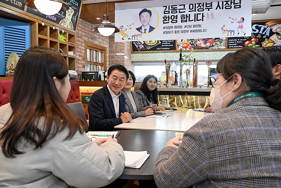 김동근 시장이 12월 1일 ㈜CNJ헬스케어를 방문해 간담회를 진행하고 있다