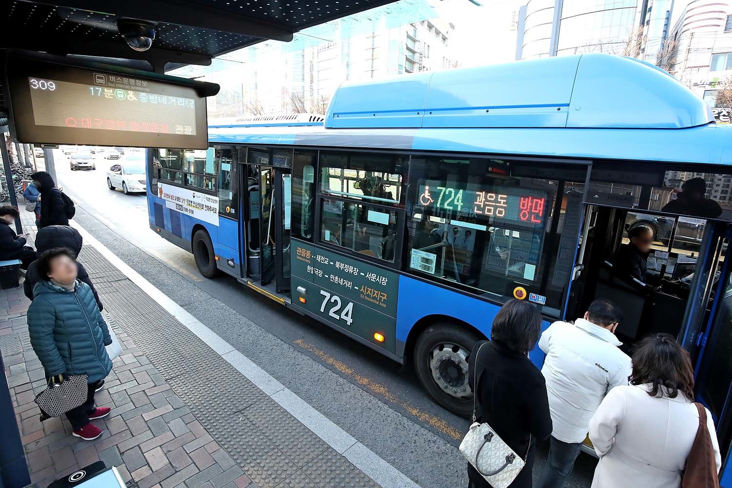대구 수성구 달구벌대로의 한 버스정류장에서 출근길 시민들이 버스에 오르고 있다. / 뉴스1 자료사진