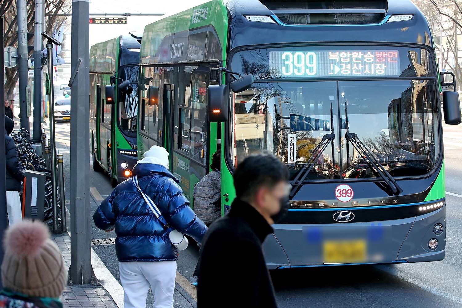 대구 수성구 달구벌대로의 한 버스정류장에서 출근길 시민들이 버스에 오르고 있다. / 뉴스1 자료사진