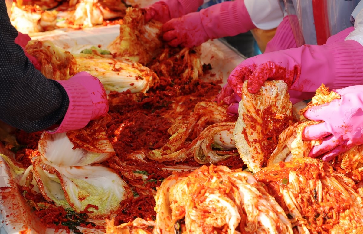 김치를 담그고 있는 모습. 기사 이해를 돕기 위한 자료 사진 / 뉴스1