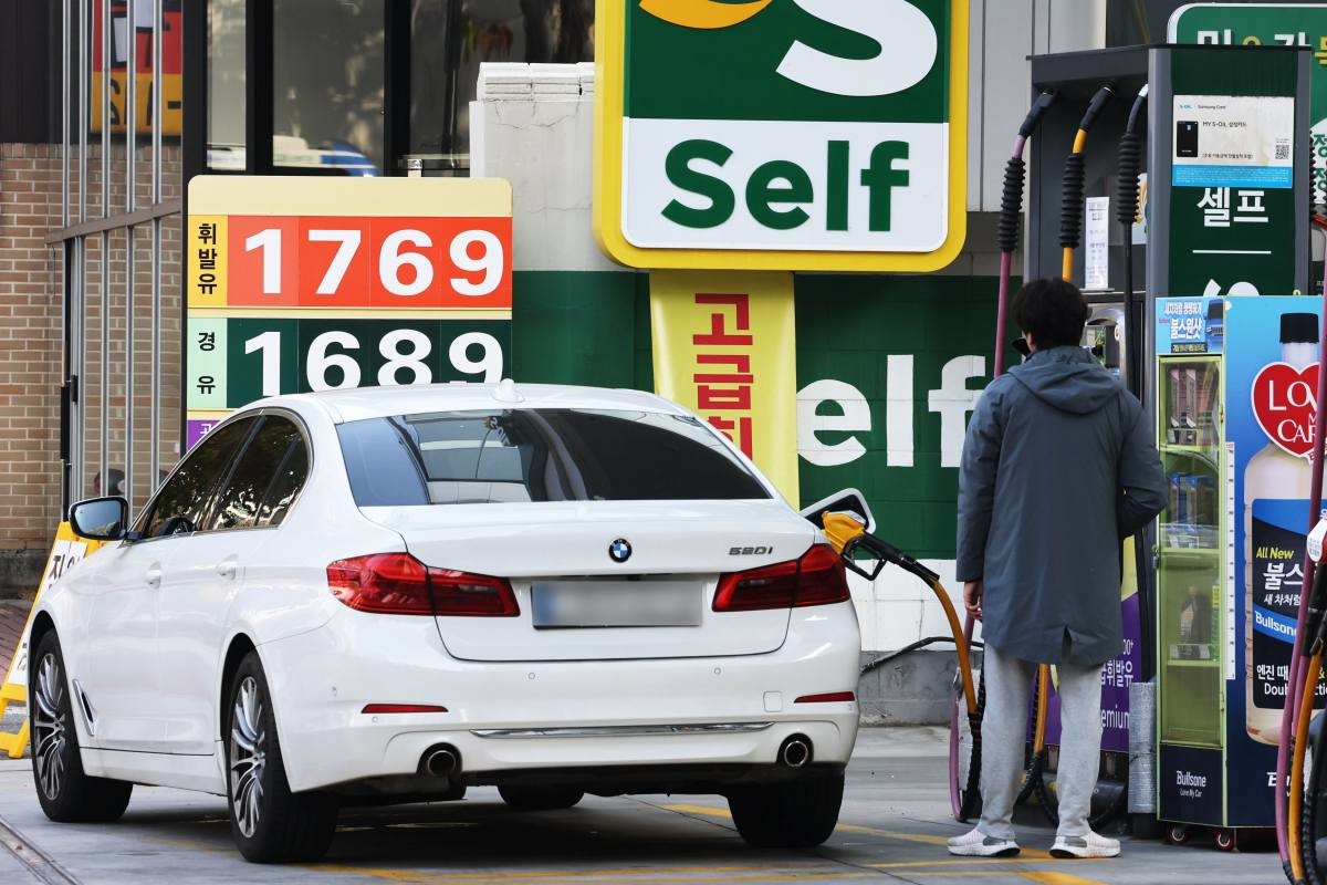 주유소에서 주유를 하는 시민 / 뉴스1