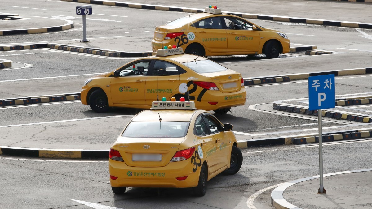 응시생들이 운전면허 기능시험을 보고 있다. 기사의 이해를 돕기 위한 사진 / 뉴스1