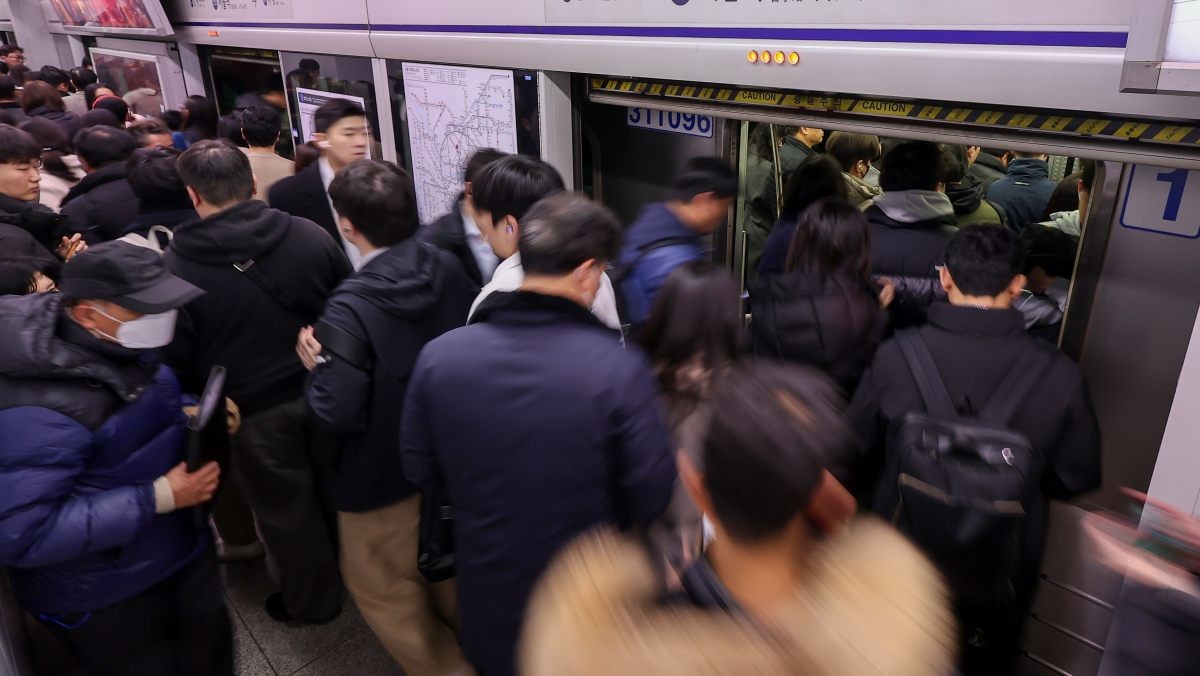 준법운행에 들어간 지난 1일 서울 중구 서울역에서 시민들이 지하철을 이용해 출근길을 서두르고 있는 모습. / 뉴스1