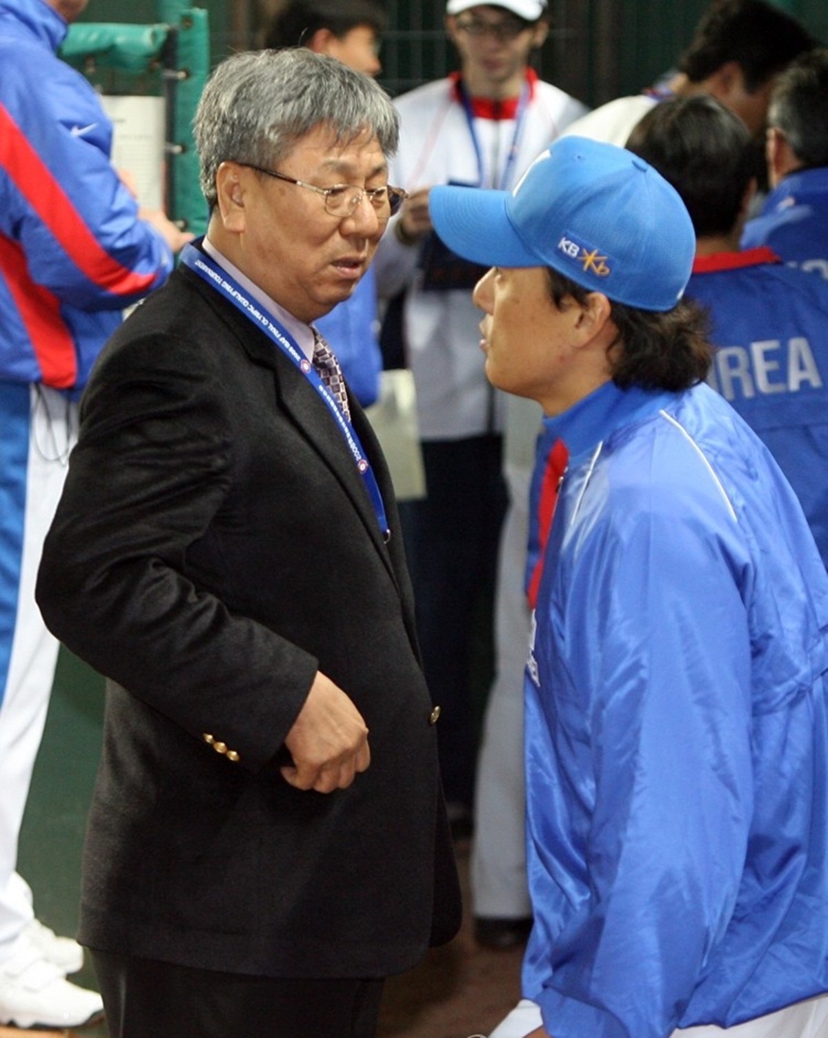 2008년 3월 8일 대만 타이중 인터콘티넨털 구장에서 열린 베이징올림픽 야구 최종 예선 2차전 한국과 호주의 경기가 끝난 뒤 덕아웃에서 아들 이승엽 선수와 이야기를 나누는 이춘광 씨. / 연합뉴스