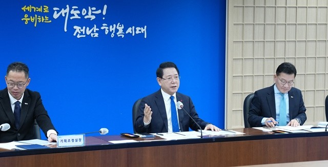 김영록 전라남도지사가 2일 도청 서재필실에서 실국장 정책회의를 주재하고 도정 현안을 논의하고 있다.