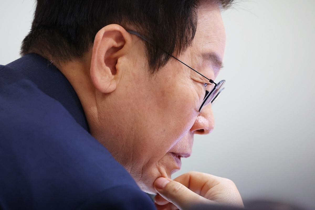 이재명 대통령이 2일 용산 대통령실에서 열린 국무회의에서 참석자 발언을 듣고 있다. 자료 사진. 이 대통령이 한미원자력협정 개정 논의와 관련해 일각에서 제기된 '자체 핵무장론'에 대해 '불가능한 주장'이라는 입장을 밝혔다. 현재 정부는 우라늄 농축 및 사용후핵연료 재처리 권한을 늘리는 방향으로 한미 원자력협정 개정을 추진하고 있는 것으로 전해졌다. / 연합뉴스