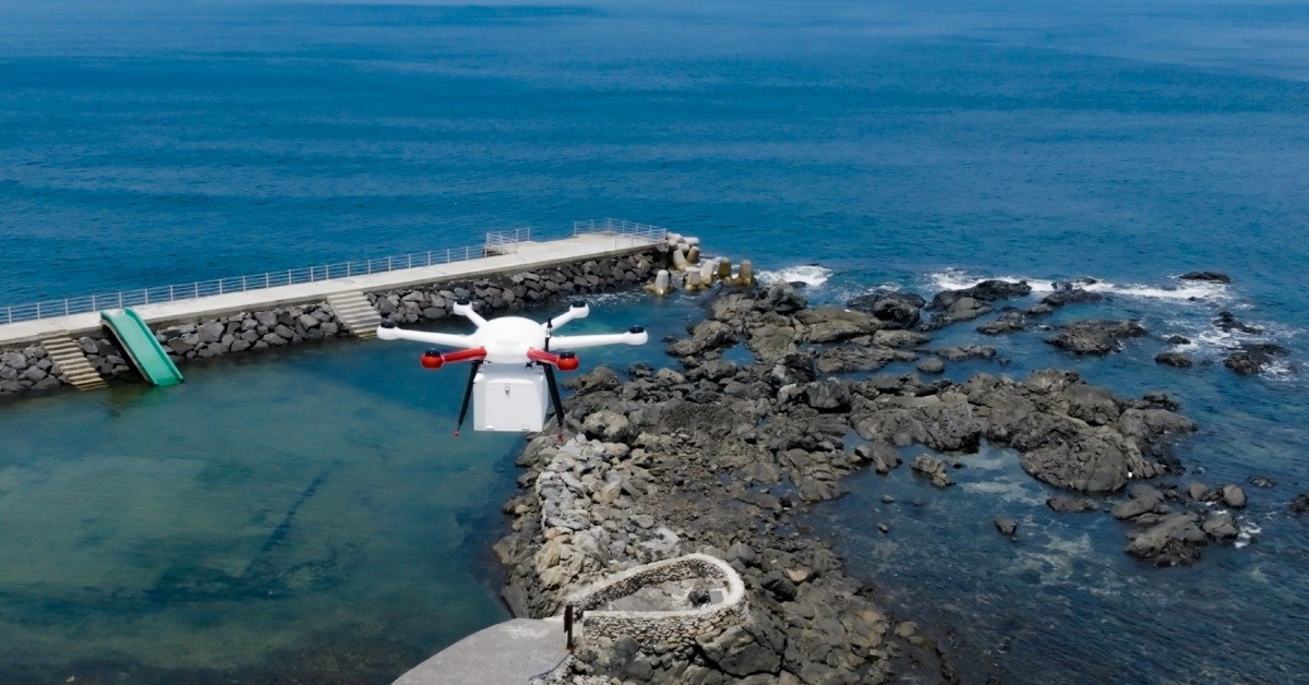 삼성전자 모바일 제품을 실은 드론이 제주시 비양도를 향해 비행하고 있다/ 삼성전자 제공-뉴스1