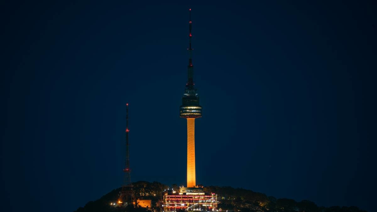 2026 서울색으로 조명을 밝힌 남산 타워 / 서울시
