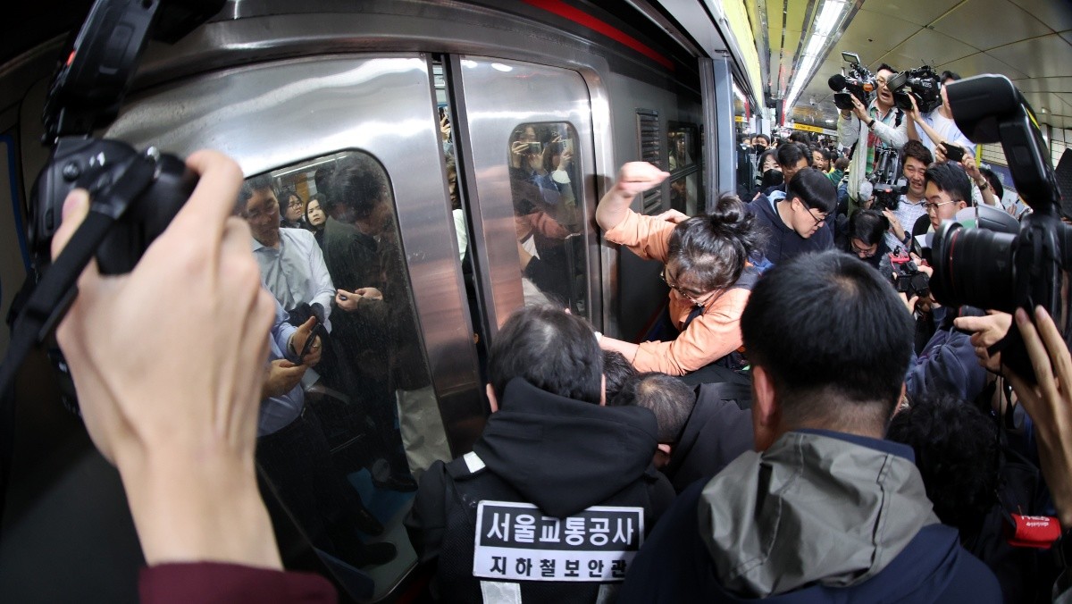 지난 4월 전국장애인차별철폐연대(전장연) 회원들이 서울 지하철 4호선 혜화역 동대문 방면 승강장에서 제62차 '출근길 지하철 탑니다' 시위를 벌이던 중 이를 저지하던 경찰·서울교통공사 직원 등과 충돌하고 있다. / 뉴스1