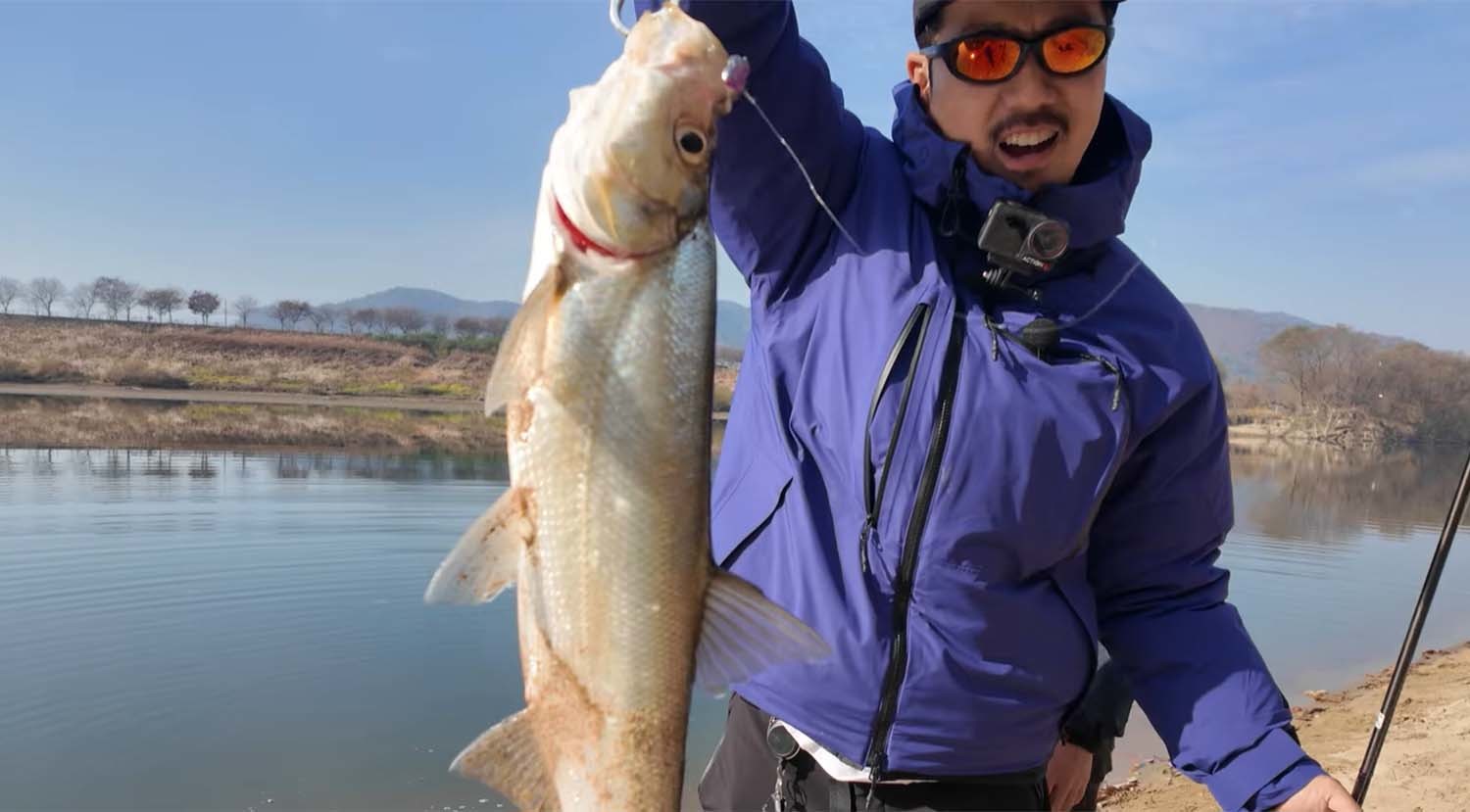 유튜버 진석기시대가 잡은 강준치를 들어 보이고 있다. / '진석기시대' 유튜브 채널