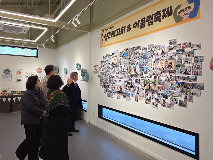 경산시가족센터 이용객들이 경산 역전마을 복합 커뮤니티 센터에서 열린 2025년 성과보고회 및 어울림 축제 전시물을 감상하고 있다. / 경산시 제공