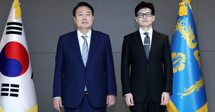 사진은 2022년 5월 26일, 윤석열 전 대통령이 한동훈 전 법무부 장관에게 국무위원 임명장을 수여한 후 기념촬영을 하던 때 / 뉴스1