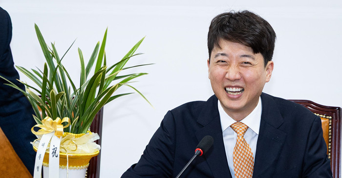 이준석 개혁신당 대표가 과거 서울 여의도 국회에서 우상호 대통령실 정무수석을 접견하고 이재명 대통령이 보낸 대표 취임 축하 난을 들고 밝게 웃던 모습 / 뉴스1