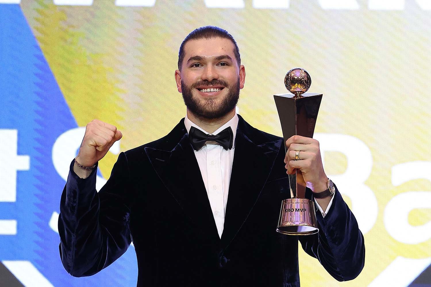 11월 24일 오후 서울 송파구 잠실 롯데월드 호텔에서 열린 프로야구 '2025 신한 SOL 뱅크 KBO리그' 시상식에서 MVP를 수상한 한화 외국인 투수 폰세가 기념 촬영을 하고 있다. / 뉴스1