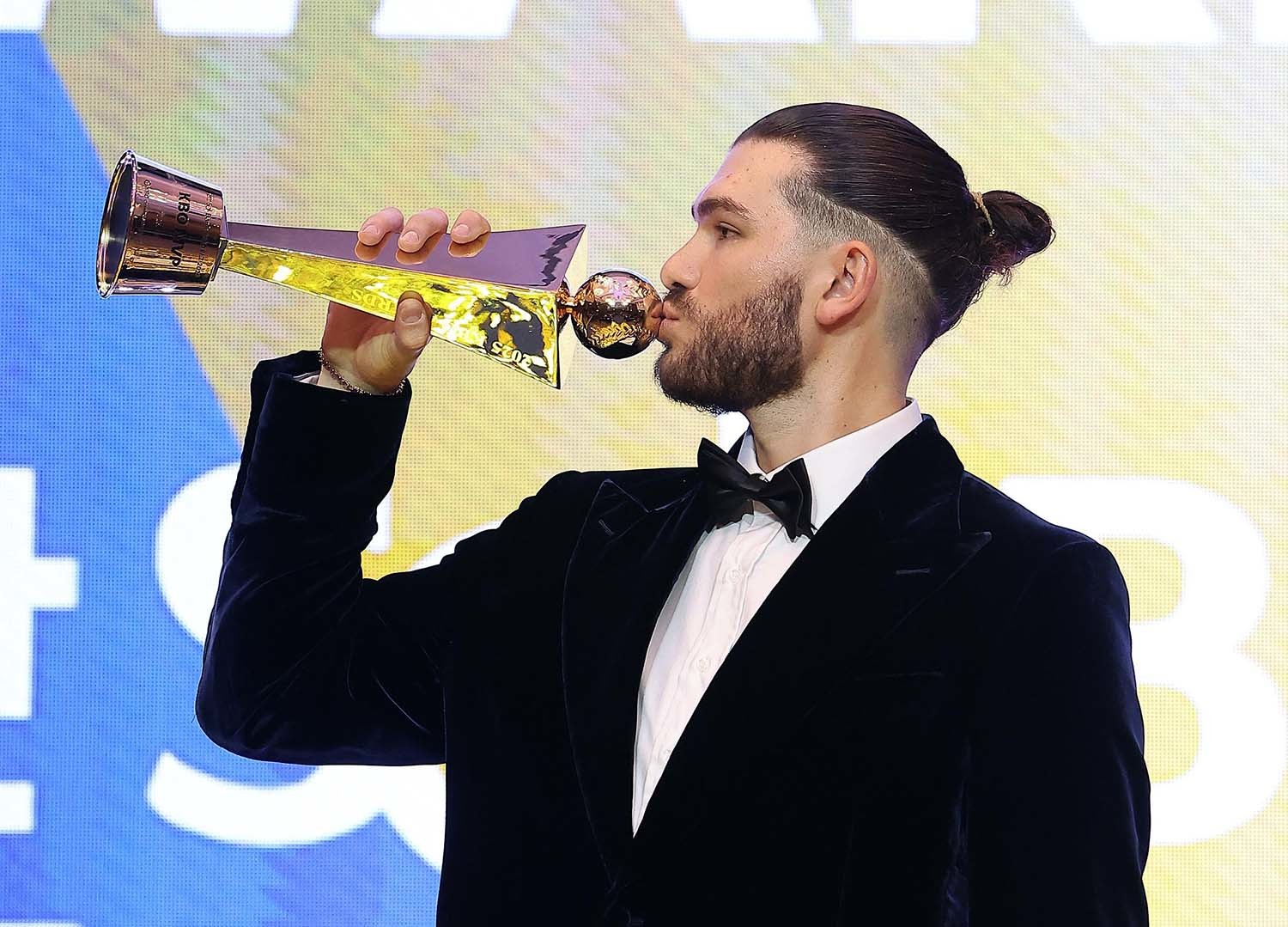 11월 24일 오후 서울 송파구 잠실 롯데월드 호텔에서 열린 프로야구 '2025 신한 SOL 뱅크 KBO리그' 시상식에서 MVP를 수상한 한화 외국인 투수 폰세가 기념 촬영을 하고 있다. / 뉴스1