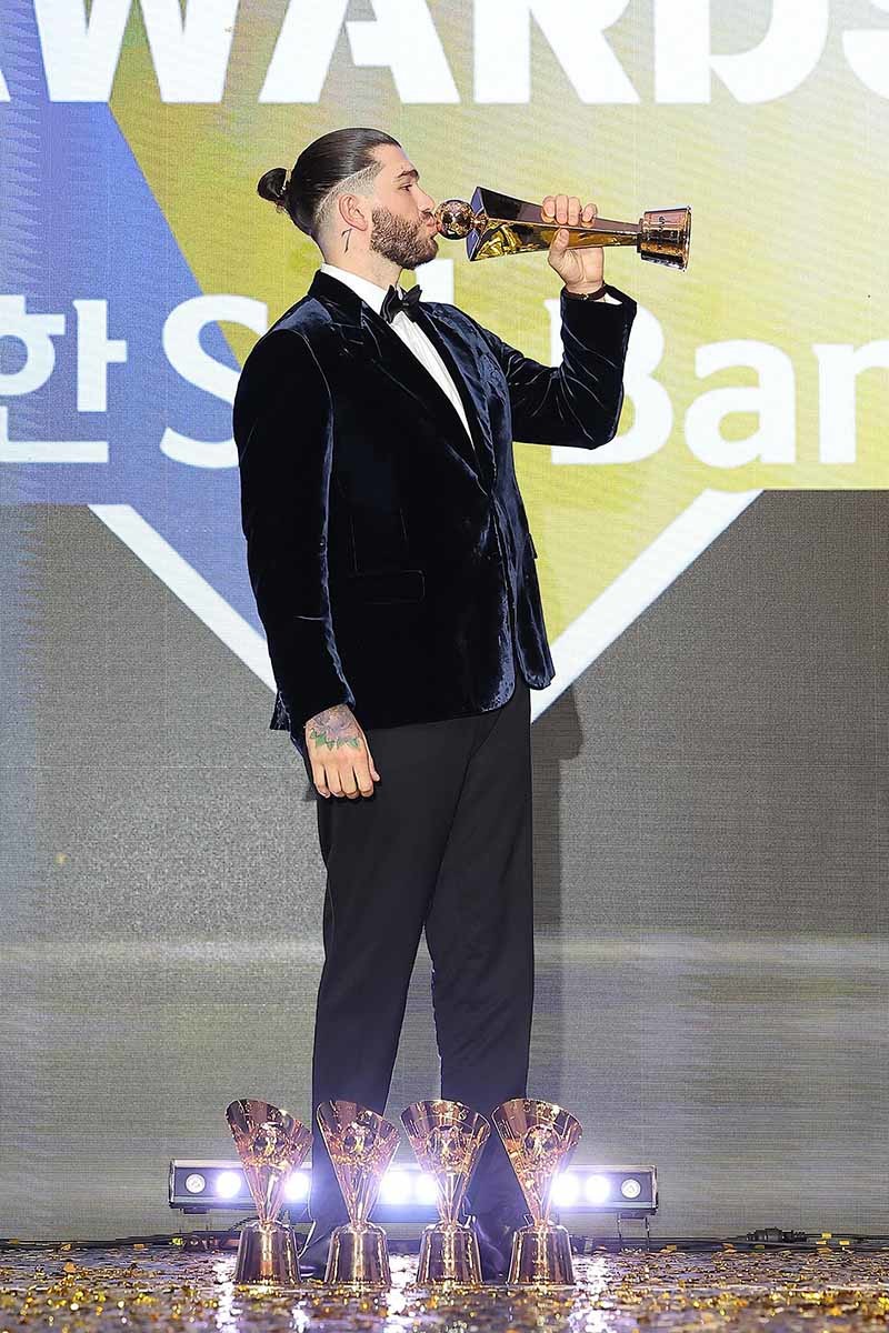 11월 24일 오후 서울 송파구 잠실 롯데월드 호텔에서 열린 프로야구 '2025 신한 SOL 뱅크 KBO리그' 시상식에서 MVP를 수상한 한화 외국인 투수 폰세가 기념 촬영을 하고 있다. / 뉴스1