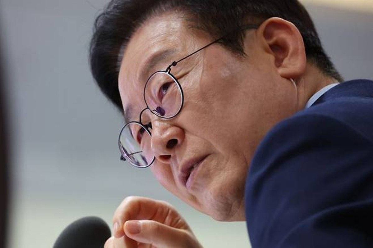 이재명 대통령이 2일 용산 대통령실에서 열린 국무회의에서 참석자 발언을 듣고 있다. / 연합뉴스