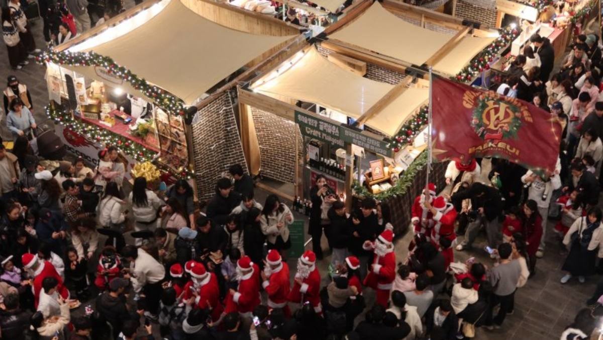 지난달 27일부터 영화의전당 야외광장 일대에서 진행되고 있는 '크리스마스 빌리지 부산' 푸드테마파크 행사 현장 / 영화의 전당