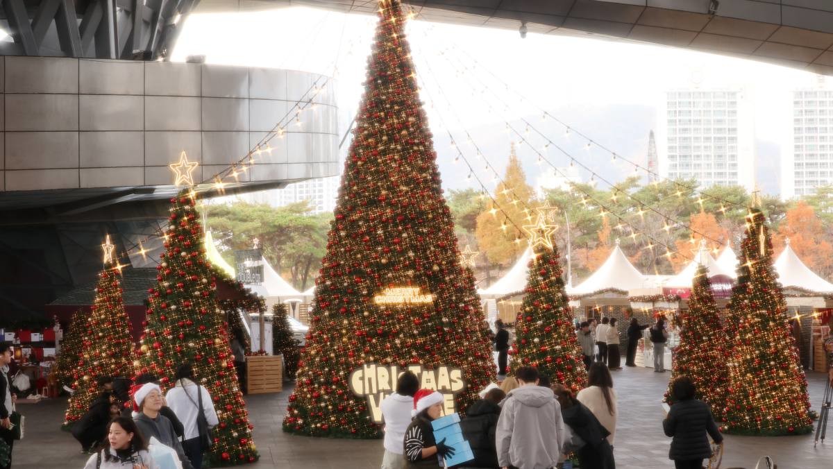 영화의전당서 불 밝힌 '크리스마스 빌리지 부산 2025' / 연합뉴스