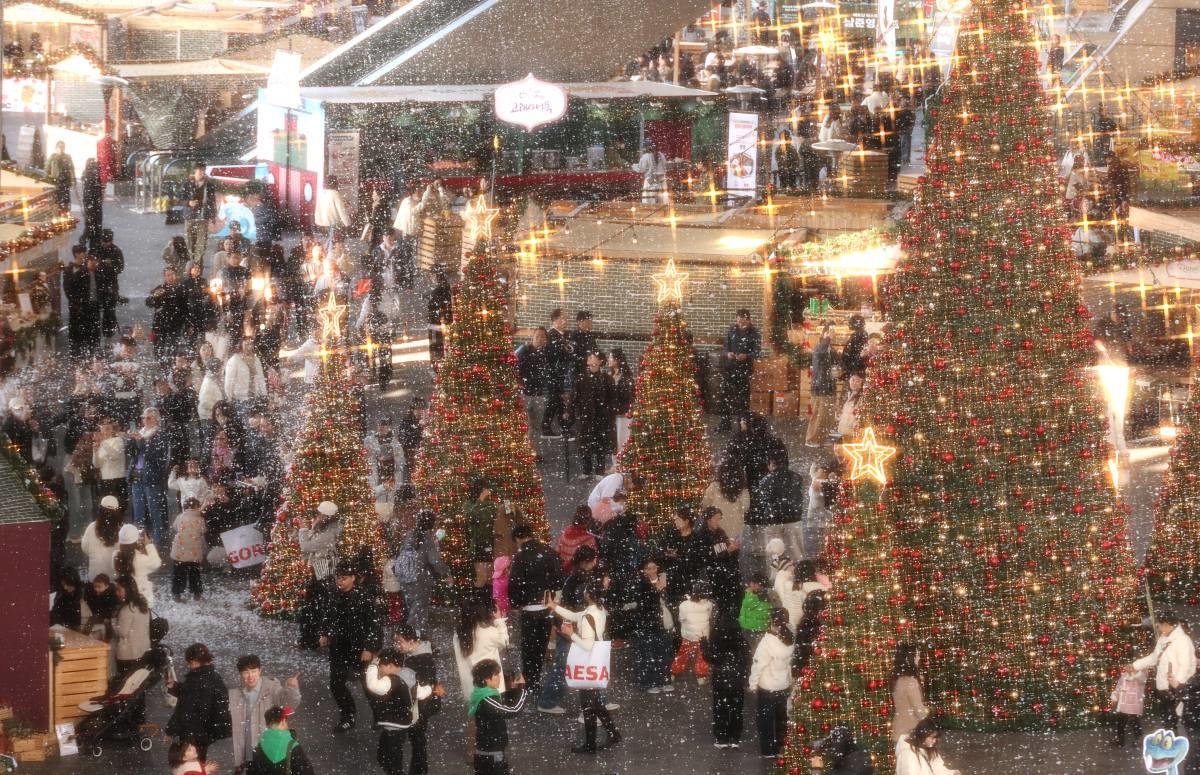 '크리스마스 빌리지 부산 2025'이 열린 27일 부산 해운대구 영화의전당 산타마을 트리광장 / 연합뉴스