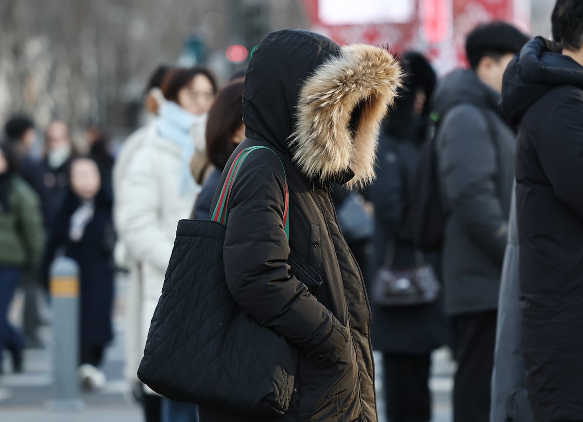 한파 속에 시민들이 보행신호를 기다리고 있다. 기사 이해를 돕기 위한 자료 사진 / 연합뉴스