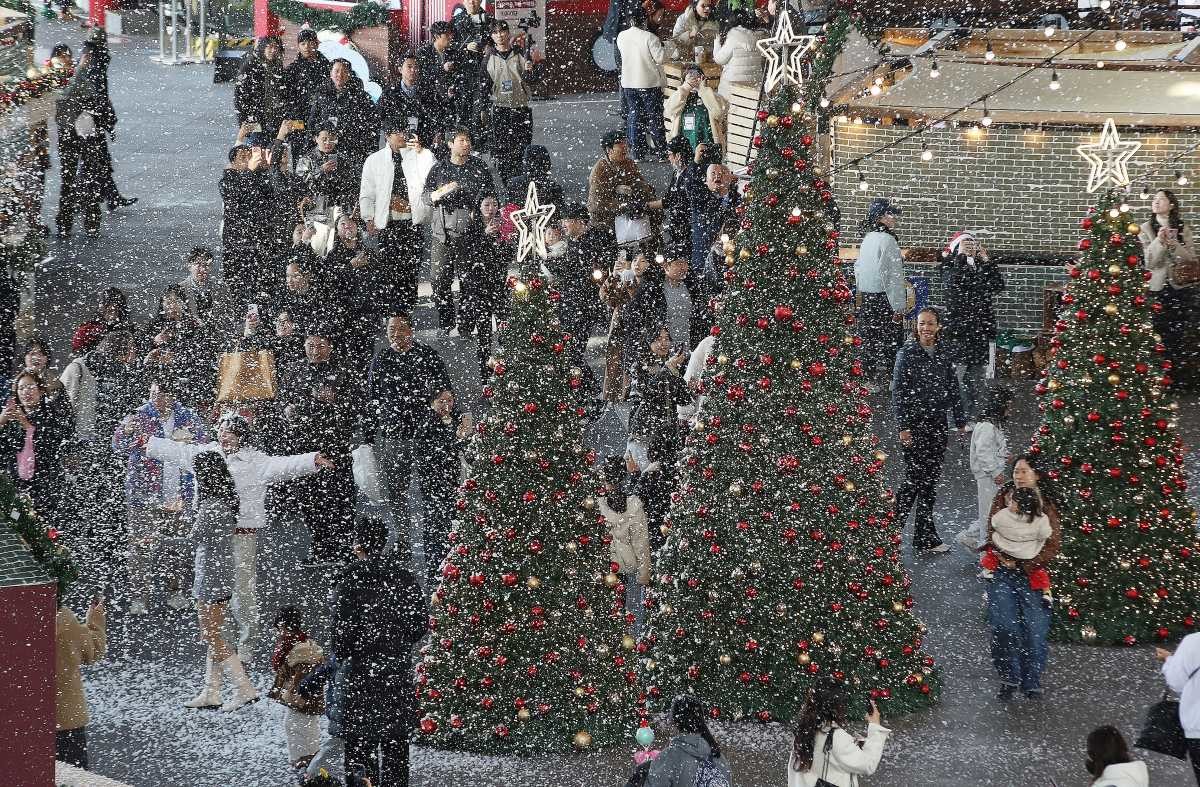 부산 해운대구 영화의전당에서 열린 '크리스마스 빌리지 부산 2025'. / 뉴스1