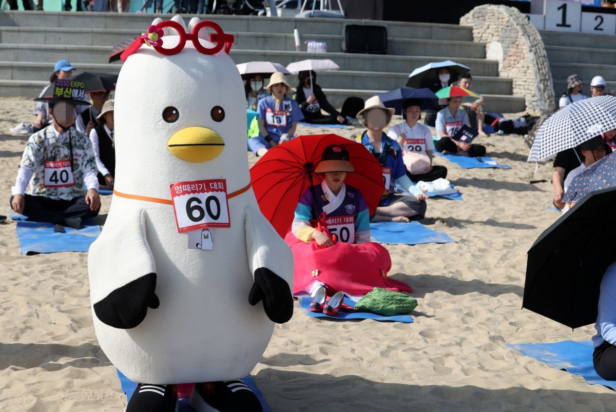 부산 해운대구 해운대해수욕장에서 멍때리기대회에 참가한 부산의 마스코트 캐릭터 '부기'. / 연합뉴스