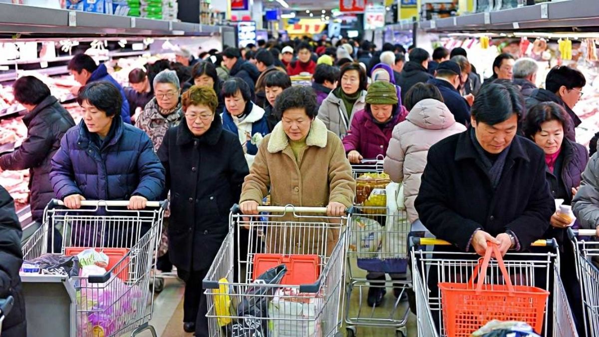 폭탄 세일에 마트로 모인 시민들. 기사 내용을 바탕으로 AI가 생성한 자료사진.