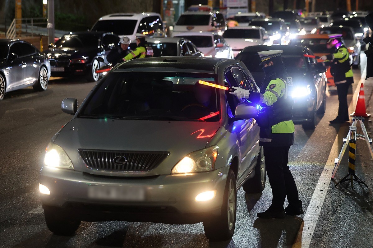 지난해 관악경찰서 교통안전계 경찰이 서울 관악구의 한 도로에서 연말연시 음주·약물운전 특별단속을 하고 있다. / 뉴스1