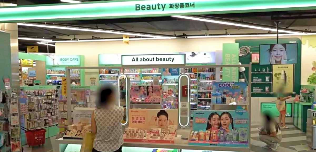 다이소 뷰티 제품 코너. 자료 사진. / 유튜브 '민경장군'