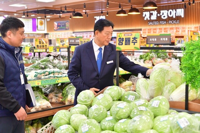 김한종 장성군수가 장성로컬푸드 첨단직매장 농산물을 살펴보고 있다. 장성군 제공
