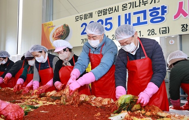 김장 김치를 버무리는 구복규 화순군수(오른쪽에서 두 번째)