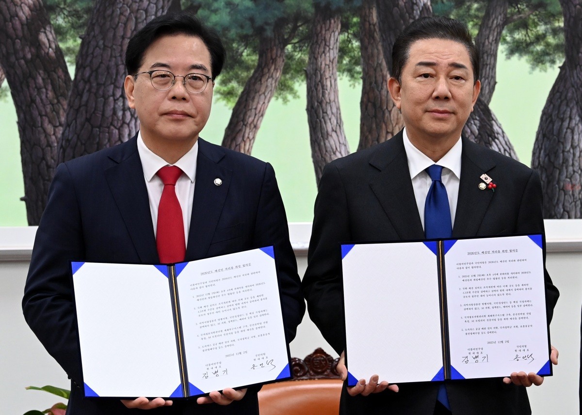 송언석 국민의힘 원내대표(왼쪽), 김병기 더불어민주당 원내대표가 지난 2일 서울 여의도 국회에서 2026년도 예산안 처리를 위한 합의문에 서명을 마치고 기념촬영을 하고 있다.  / 뉴스1