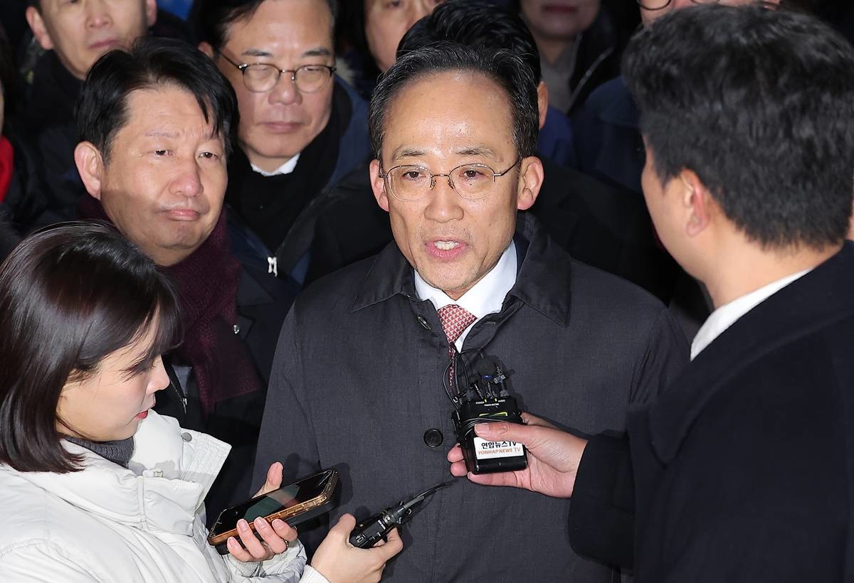 12·3 비상계엄 해제 요구안 표결 방해 의혹을 받는 추경호 국민의힘 의원이 3일 새벽 구속 영장이 기각된 후 경기도 의왕시 서울구치소를 나서며 발언하고 있다 / 뉴스1