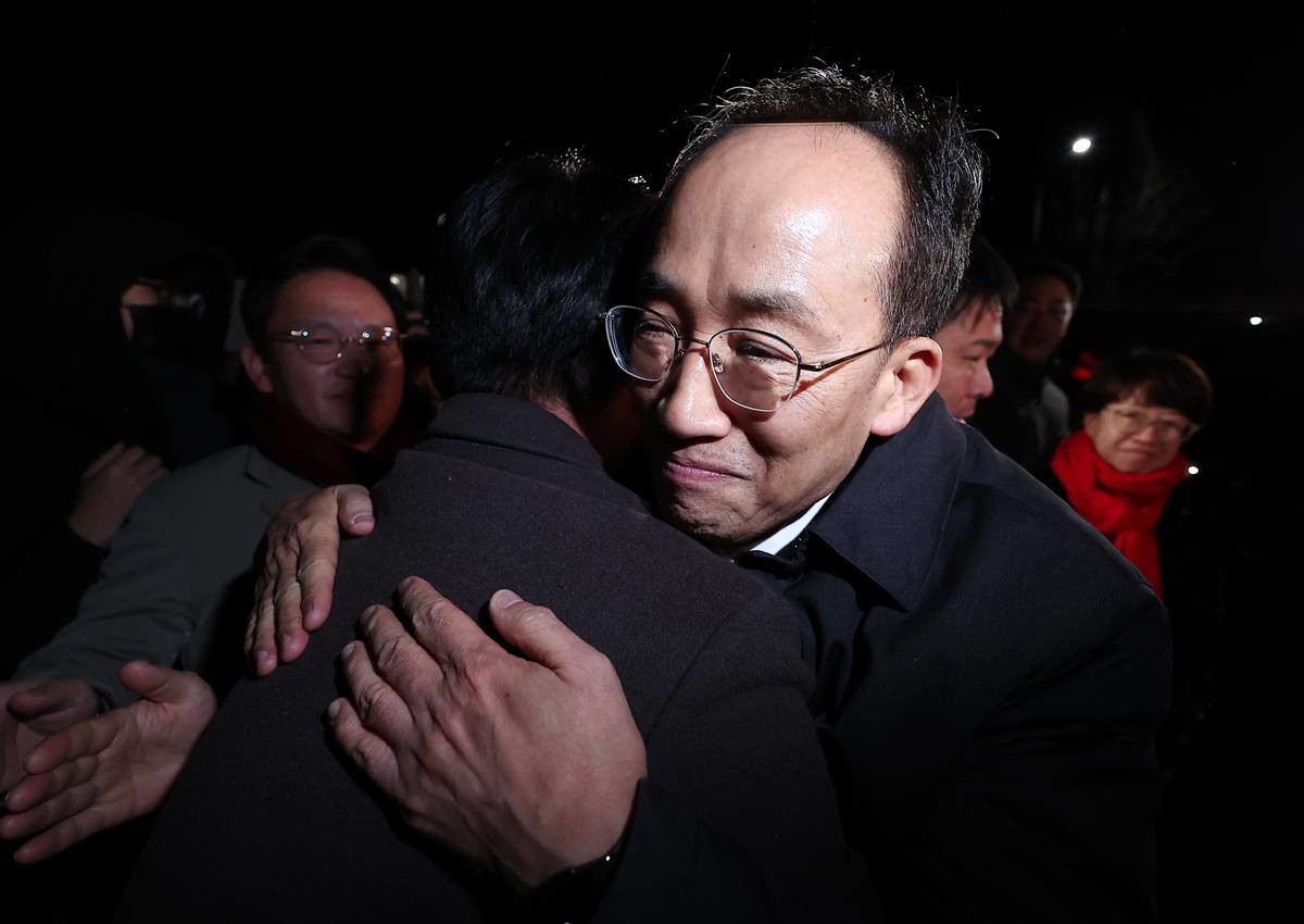 12·3 비상계엄 해제 요구안 표결 방해 의혹을 받는 추경호 국민의힘 의원이 3일 새벽 구속 영장이 기각된 후 경기도 의왕시 서울구치소를 나서며 동료 의원들과 포옹하고 있다 / 뉴스1