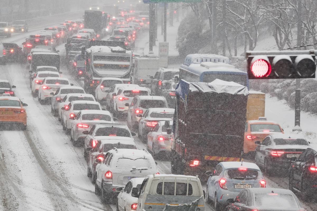 폭설에 느리게 운행하는 차량들 자료 사진 / 뉴스1