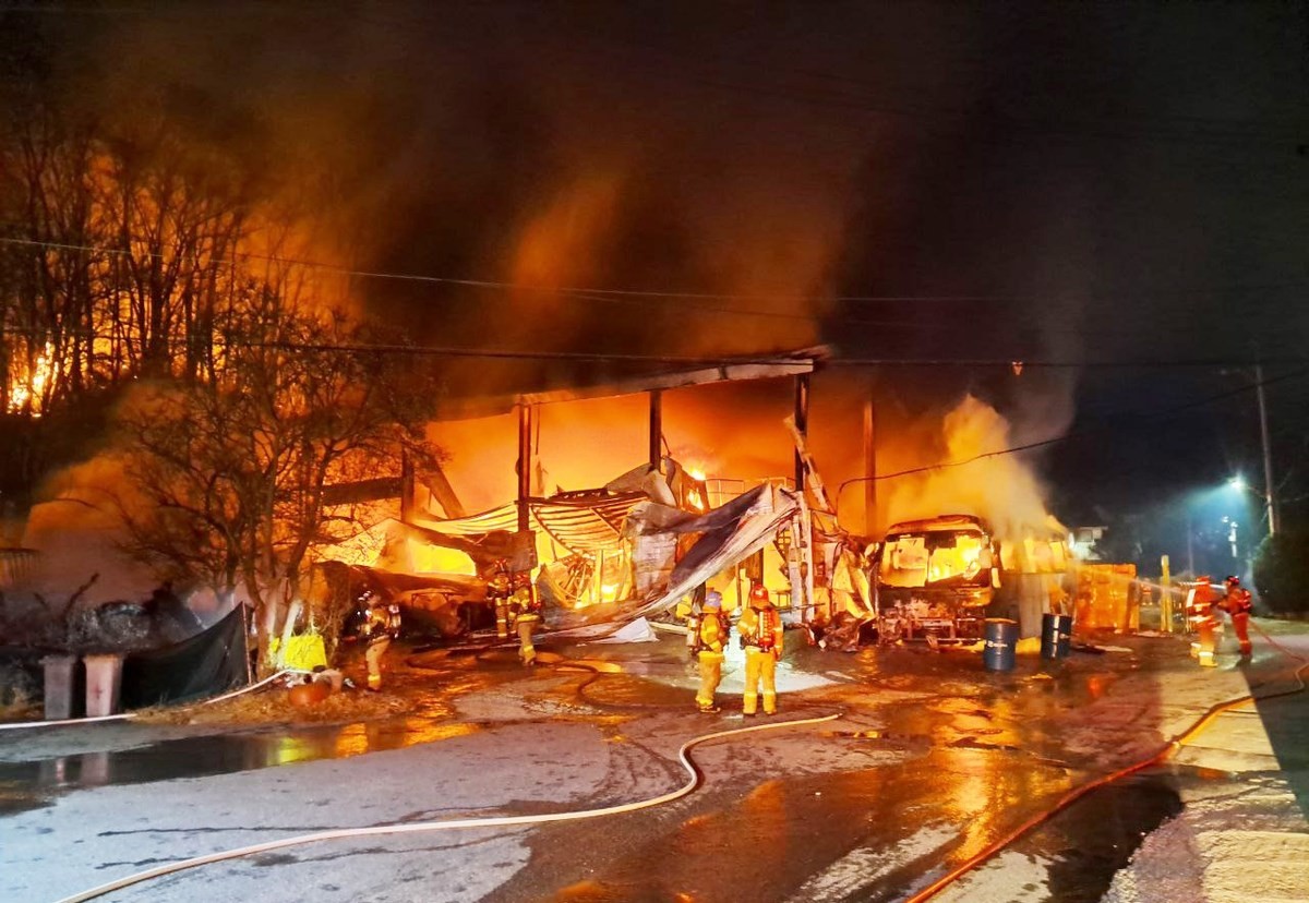 경기도 용인 화재 현장 모습. 지난 2일 오후 11시 4분쯤 경기도 용인시 기흥구 고매동에 있는 한 자동차 튜닝시설에서 불이 났다. 당시 화재는 강풍을 타고 인근 야산으로 번지자 소방 당국은 대응 1단계를 발령하고 장비 30여 대와 인원 100여 명을 투입해 진화에 나선 것으로 전해졌다. 이날 소방 당국은 출동 1시간 30여분 만에 큰불을 잡고 4시간여 만인 3일 오전 3시 35분쯤 진화를 완료한 것으로 전해졌다. / 경기도소방재난본부 제공