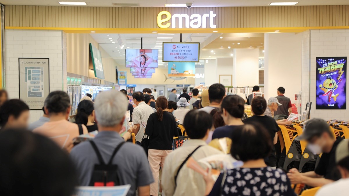이마트 매장에 고객들이 줄을 서 있다. / 이마트 제공