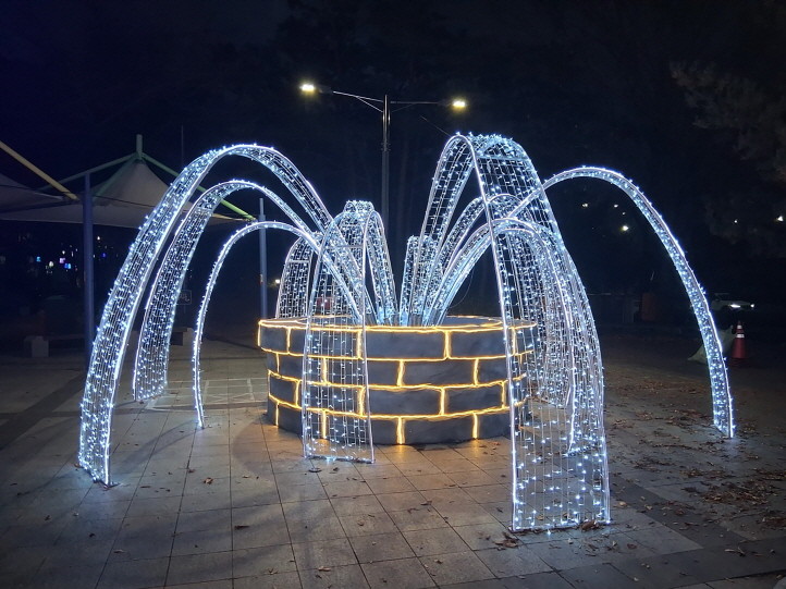 성남시 복정 어울림 빛축제 분수광장 우물조형물. / 성남시