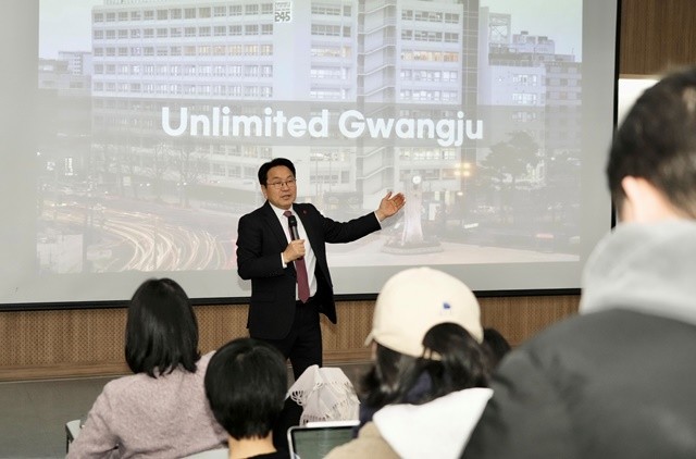 강기정 광주광역시장이 2일 오후 서강대학교에서 '오월광주와 민주주의'를 주제로 특별강연을 하고 있다. /광주광역시 제공