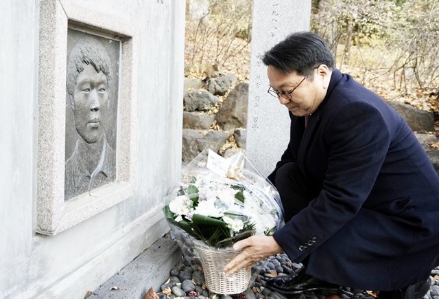 강기정 광주광역시장이 2일 오후 '오월광주와 민주주의' 특별강연에 앞서 서강대학교 로욜라 동산에서 김의기 열사 추모비에 참배하고 있다. /광주광역시 제공